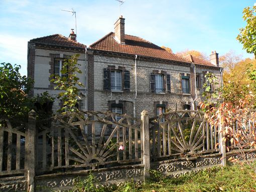  grande maison avec cloture en ciment